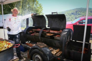 Grillmeister präsentiert Grillgut am Griller