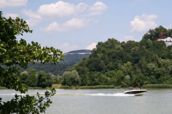 Boot auf Fluss mit grüner Landschaft