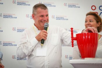 Mann mit Mikrophon