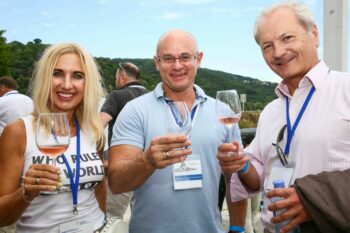 3 Personen halten Weingläser