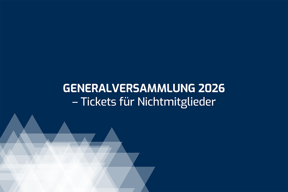 Der weiße Text auf dunkelblauem Hintergrund lautet: GENERALVERSAMMLUNG 2026 - Tickets für Nichtmitglieder über einem Muster aus weißen und durchscheinenden, sich überlappenden Dreiecken in der unteren linken Ecke.