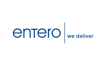 Logo mit dem Wort entero in blauen Kleinbuchstaben, getrennt durch eine vertikale blaue Linie von der Phrase we deliver in kleinerer blauer Schrift auf wei&szlig;em Hintergrund.