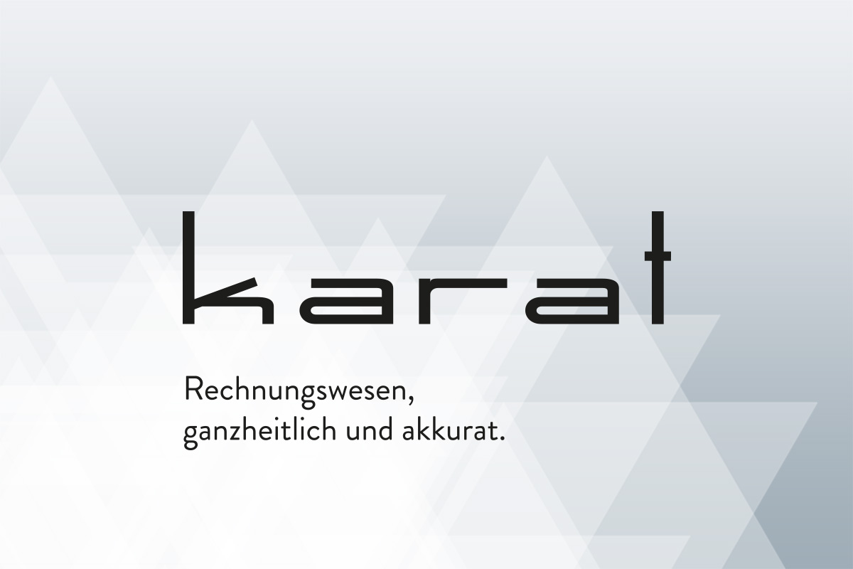 Das Bild zeigt das Wort Karat in großer, moderner Schrift mit dem deutschen Text Rechnungswesen, ganzheitlich und akkurat. darunter. Der Hintergrund besteht aus sich überlappenden transparenten Dreiecken in hellen Grautönen.