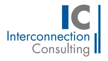 Logo f&uuml;r Interconnection Consulting mit den Initialen IC in Blau und Grau, mit dem Firmennamen in blauem und grauem Text unter den Initialen. Das Design enth&auml;lt vertikale blaue Linien auf der rechten Seite.