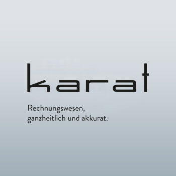 Das Bild zeigt das Wort Karat in einer modernen, minimalistischen Schriftart mit dem Text Rechnungswesen, ganzheitlich und akkurat. darunter auf einem hellblauen Hintergrund mit Farbverlauf.