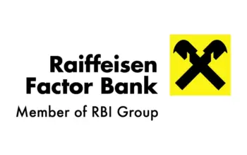 Raiffeisen Factor Bank-Logo mit zwei gekreuzten schwarzen H&auml;mmern innerhalb eines gelben Quadrats und dem Text 