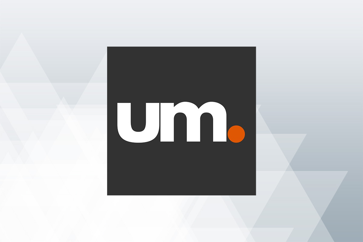 Ein schwarzes, quadratisches Logo mit den weißen Kleinbuchstaben „um“ und einem orangefarbenen Punkt hinter dem „m“, vor einem hellen, geometrischen Hintergrund.