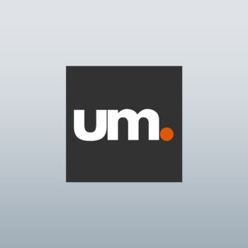 Ein dunkelgraues Quadrat mit den wei&szlig;en Kleinbuchstaben &bdquo;um&ldquo;, gefolgt von einem orangefarbenen Punkt, zentriert auf einem hellgrauen Hintergrund mit Farbverlauf.