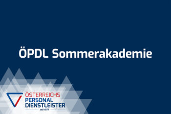 Auf dunkelblauem Hintergrund steht in wei&szlig;er Schrift &bdquo;&Ouml;PDL Sommerakademie&ldquo;. In der unteren linken Ecke befinden sich das Logo und der Text &bdquo;&Ouml;sterreichs Personaldienstleister seit 1973&ldquo;, umrahmt von geometrischen wei&szlig;en und blauen Dreiecken.